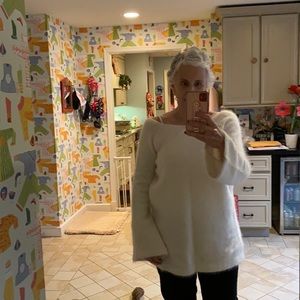 Creamy white free people sweater with a deep back. Only worn twice!